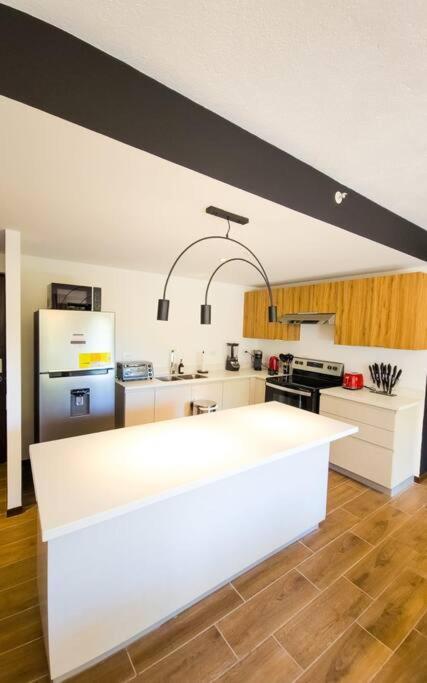 Entire Beautiful Condo With Rooftop Pool And Gym Сан-Сальвадор Экстерьер фото